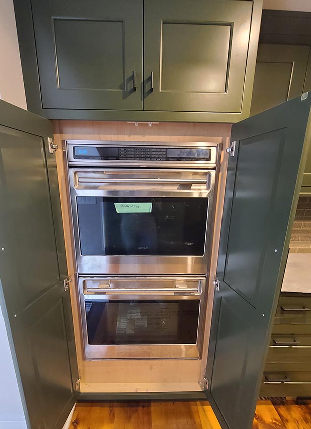 Remember the double oven with sentimental value? Wentzel placed it in the butler’s pantry and hid
                it behind cabinet doors for a seamless and more historic look.