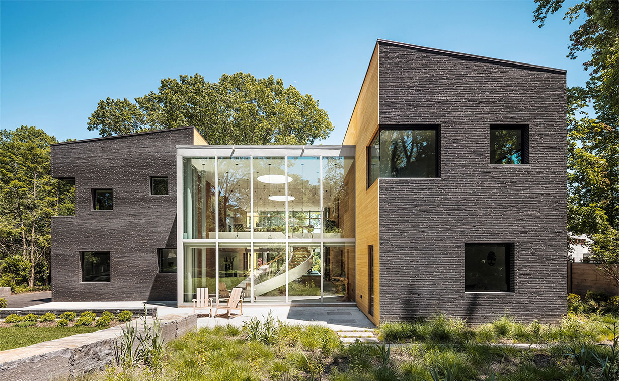 La Clairiere house is nestled within a forest of large oaks on the shore of Carnegie Lake. Photo courtesy of GlenGery