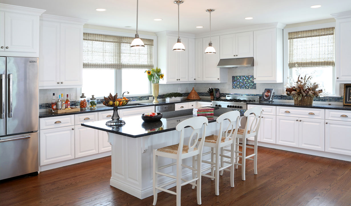 Beach house kitchen and island design by building company Lasley Brahaney Architecture + Construction in Princeton, NJ