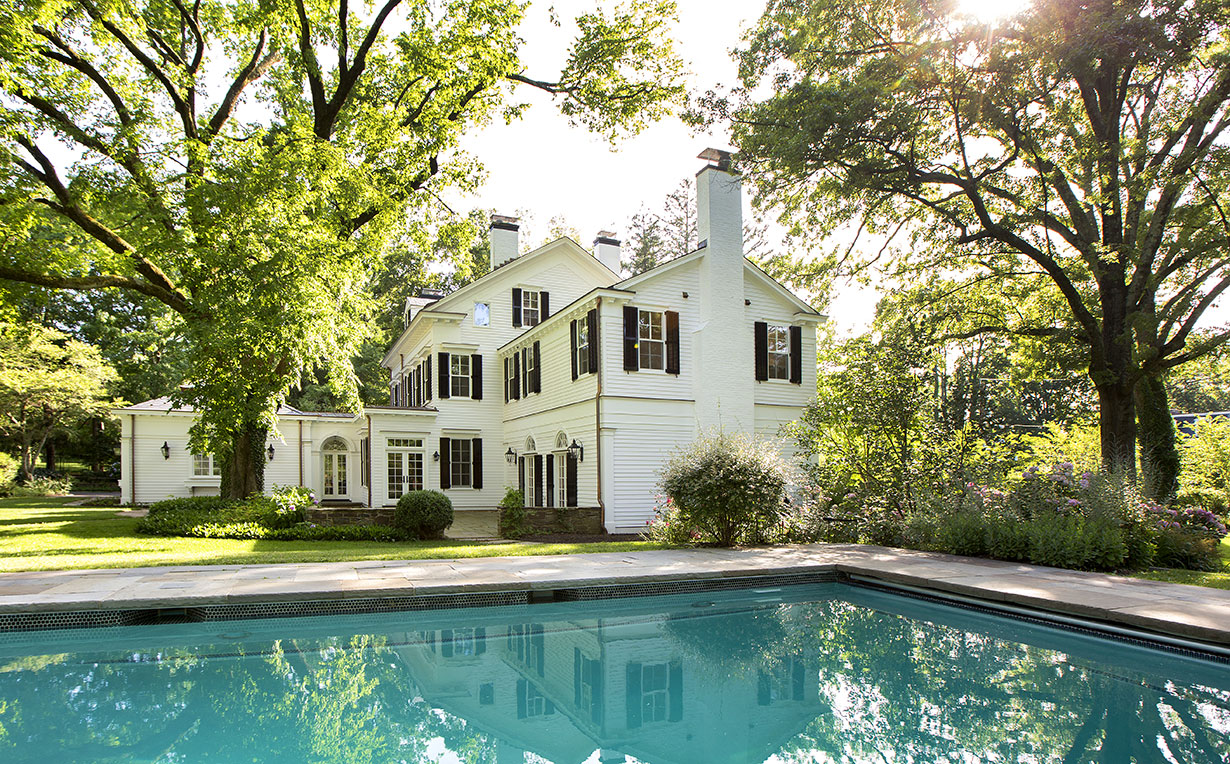 Stately Colonial Home & Carriage House 20