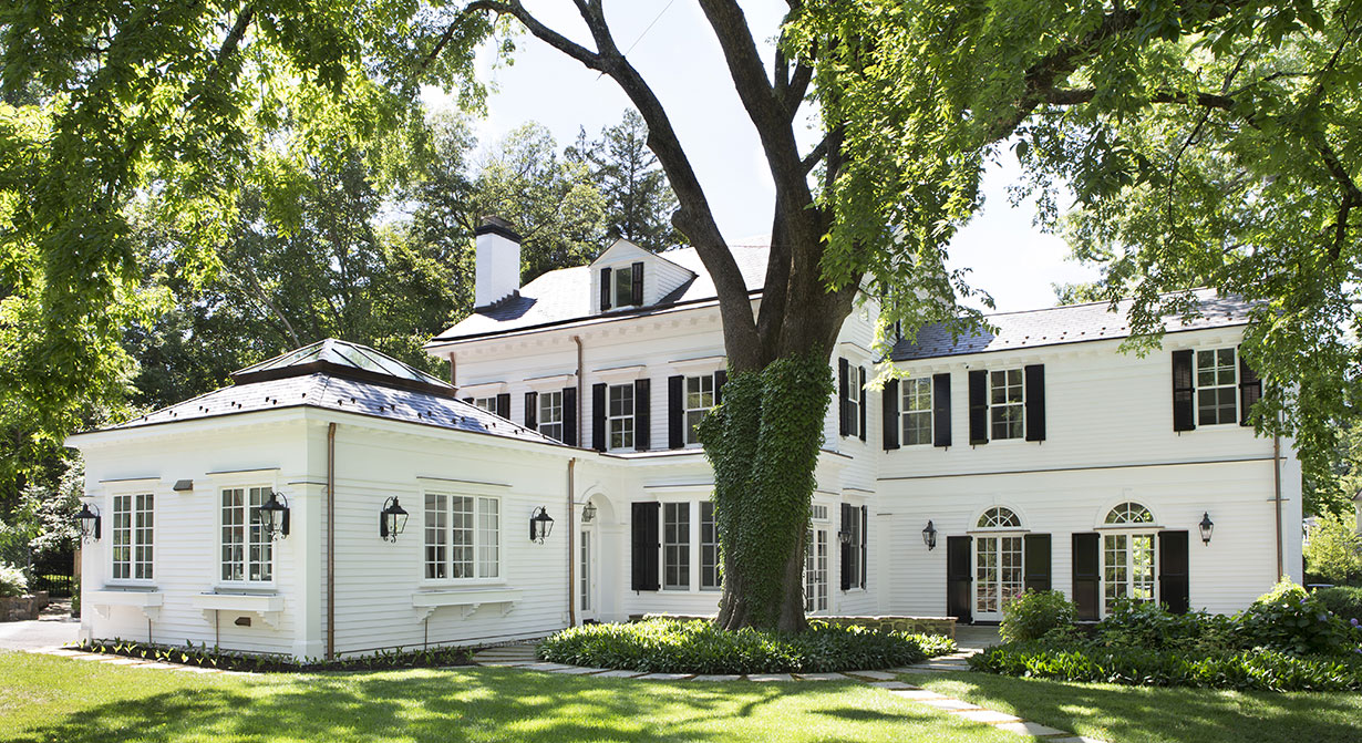 Stately Colonial Home & Carriage House 7