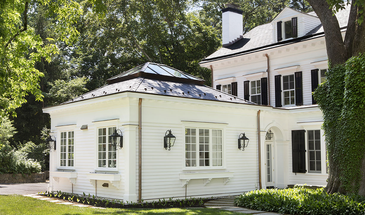 Stately Colonial Home & Carriage House 8