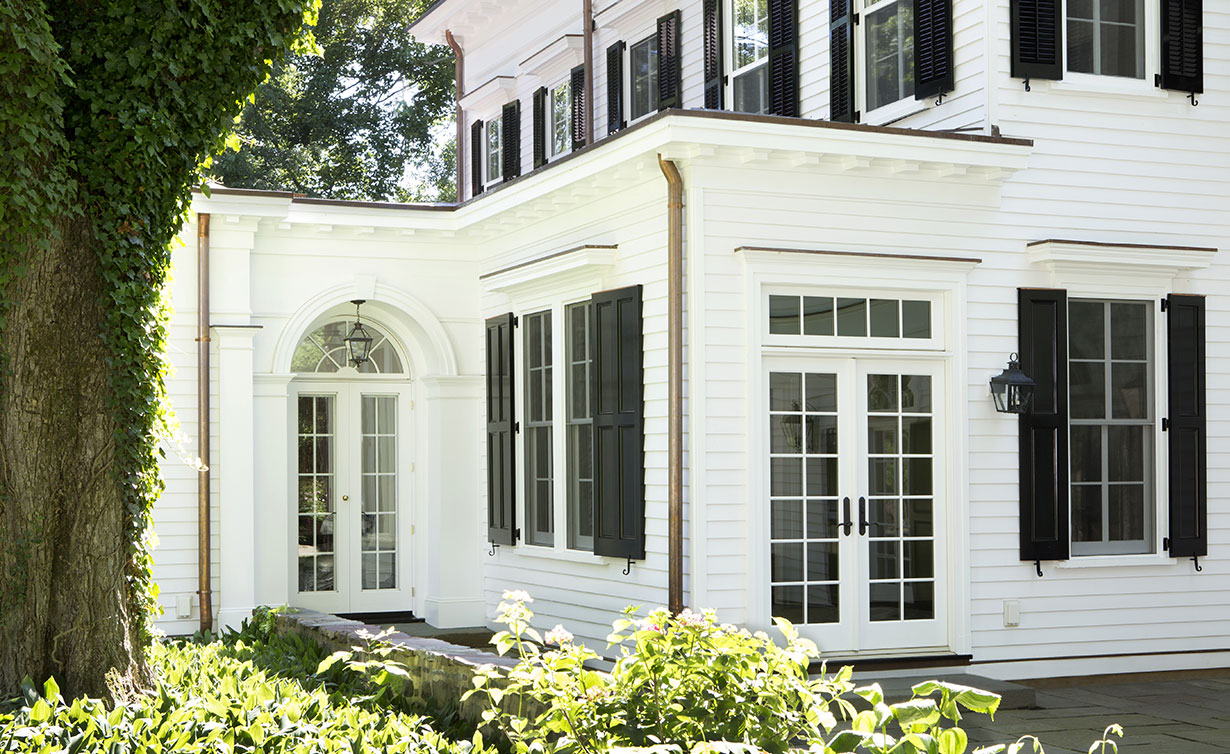 Stately Colonial Home & Carriage House 9